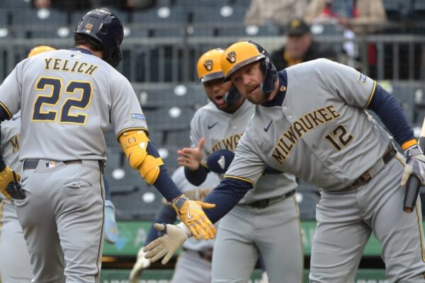 Christian Yelich blasts 2 homers as Brewers top Pirates