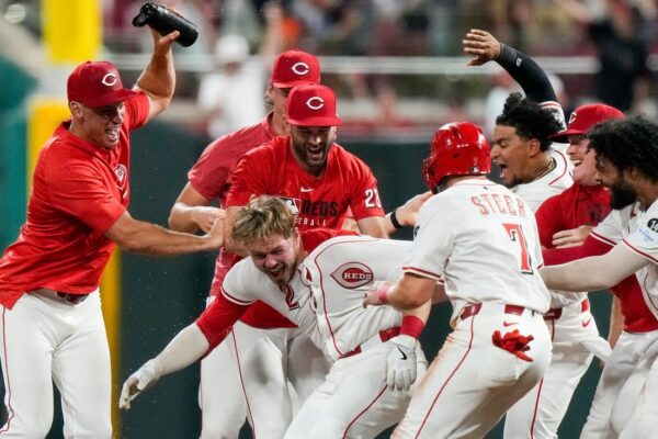 Reds soaring, Yankees swooning as series enters finale