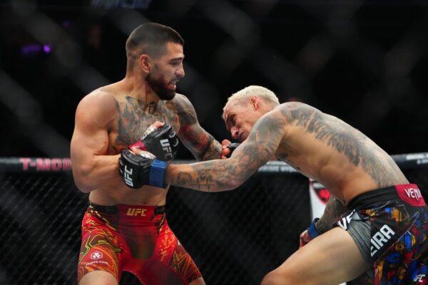 Ilia Topuria makes statement with quick stoppage of Charles Oliveira