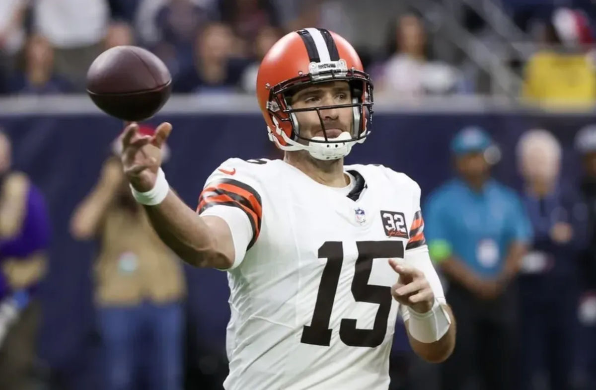 Dec 24, 2023; Houston, Texas, USA; Cleveland Browns quarterback Joe Flacco (15) passes against the Houston Texans in the first quarter at NRG Stadium. credits: Thomas Shea-USA TODAY Sports