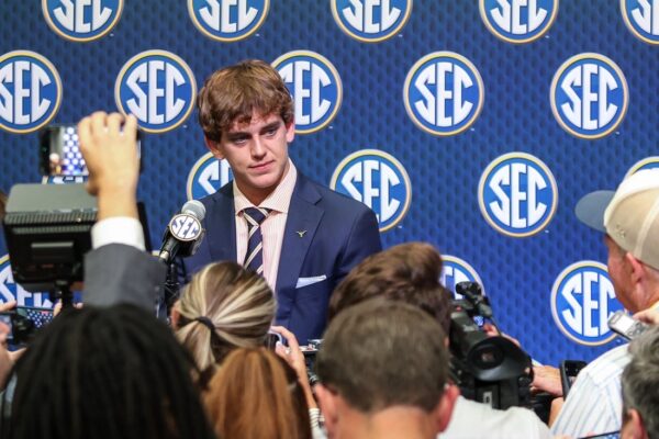 Heisman whispers loom as Arch Manning takes handoff at Texas