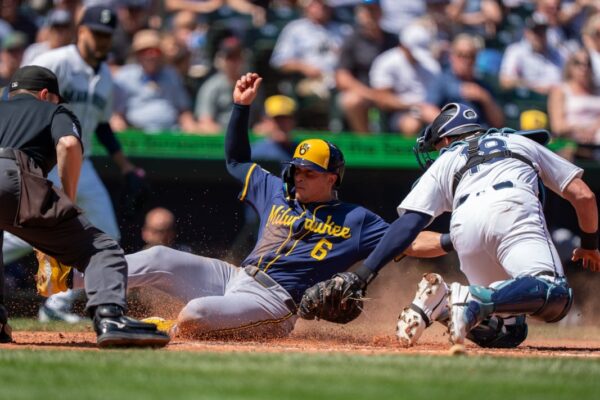 Brewers swat 17 hits to sink Mariners, start new streak